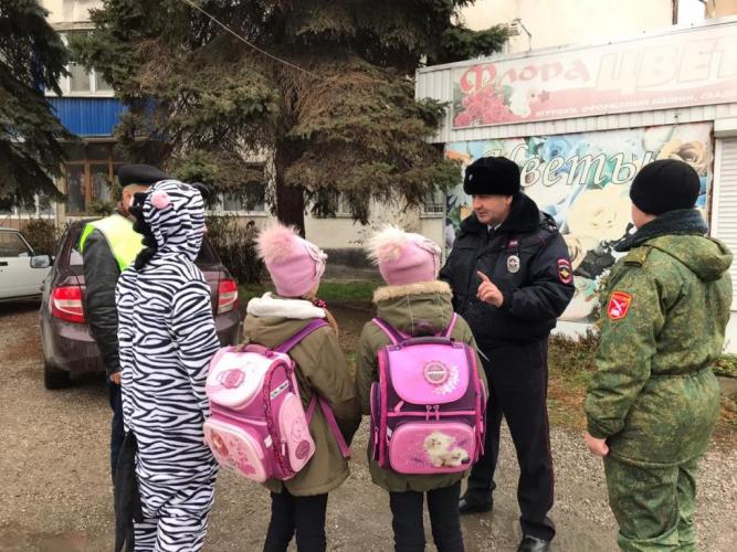 В Кабардино-Балкарии волонтеры и зебра обеспечивают безопасность школьников на оживленных перекрестках