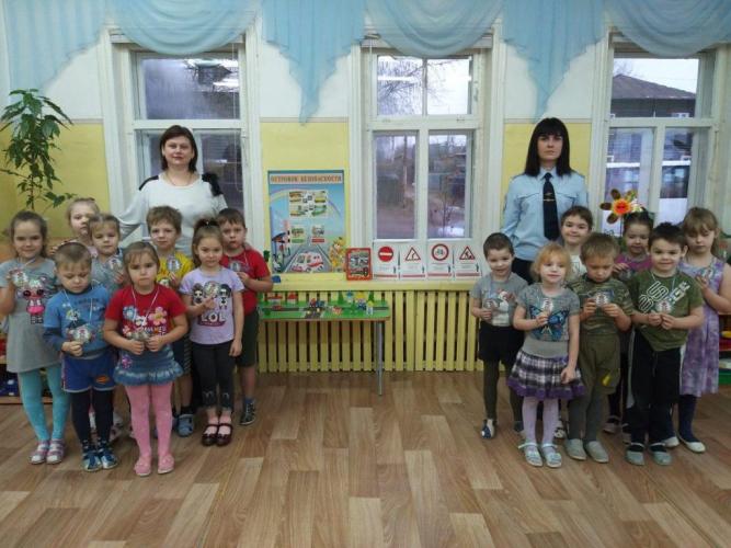 Полицейские рассказали детям о правилах поведения на пешеходном переходе