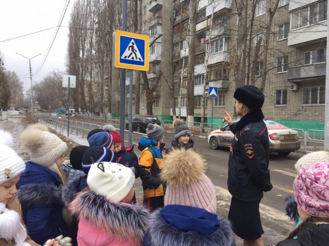 Дорожные полицейские Саратова организовали пешеходную экскурсию для юных пешеходов