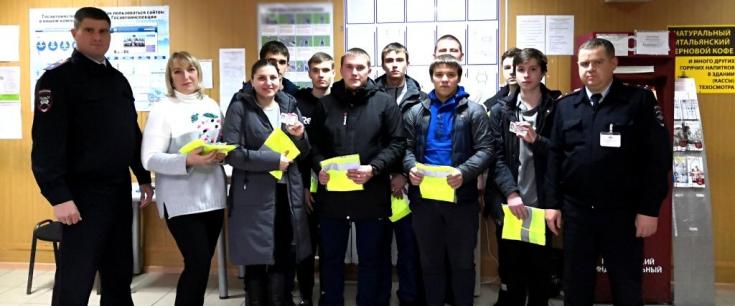 В Белгородской области автоинспекторы поощрили выпускников автошкол, успешно сдавших экзамены