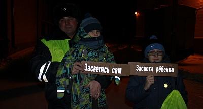 В НОВОСИБИРСКОЙ ОБЛАСТИ ПОЛИЦЕЙСКИЕ СОЗДАЛИ СВЕТООТРАЖАЮЩУЮ ИНСТАЛЛЯЦИЮ «БЕРЕГИТЕ ДЕТЕЙ НА ДОРОГАХ СТРАНЫ»
