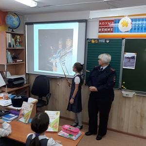 ФОТОВЫСТАВКУ НА ТЕМУ «МОЯ СЕМЬЯ СОБЛЮДАЕТ ПДД» ПРОВЕЛИ СОТРУДНИКИ УГИБДД В НАЧАЛЬНОМ КЛАССЕ ГИМНАЗИИ №9 "ГАРМОНИЯ" Г.ГОРНО-АЛТАЙСКА В РЕСПУБЛИКЕ АЛТАЙ