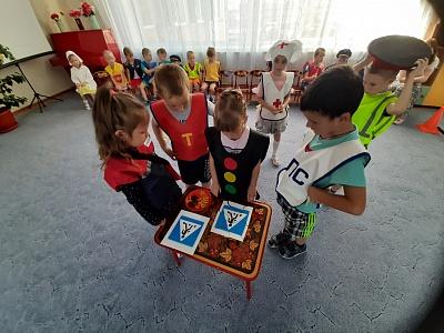 АВТОИНСПЕКТОРЫ ПРОВЕЛИ ДЛЯ ВОСПИТАННИКОВ ДЕТСКОГО САДА И ШКОЛЬНИКОВ ДЕНЬ ДОРОЖНОЙ БЕЗОПАСНОСТИ