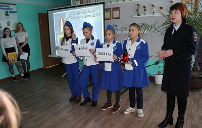 В НОВОСИБИРСКОЙ ОБЛАСТИ АВТОИНСПЕКТОРЫ И ЮИДОВЦЫ ПРОВЕЛИ ПАМЯТНУЮ АКЦИЮ «ПОМНИМ, ЧТОБЫ ЖИТЬ»