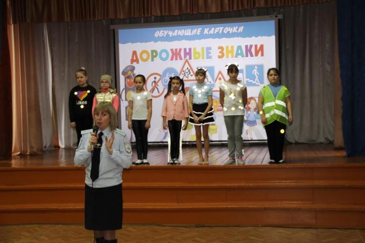 В Нижегородской области госавтоинспекторы и юные инспекторы движения организовали «Дефиле безопасности»