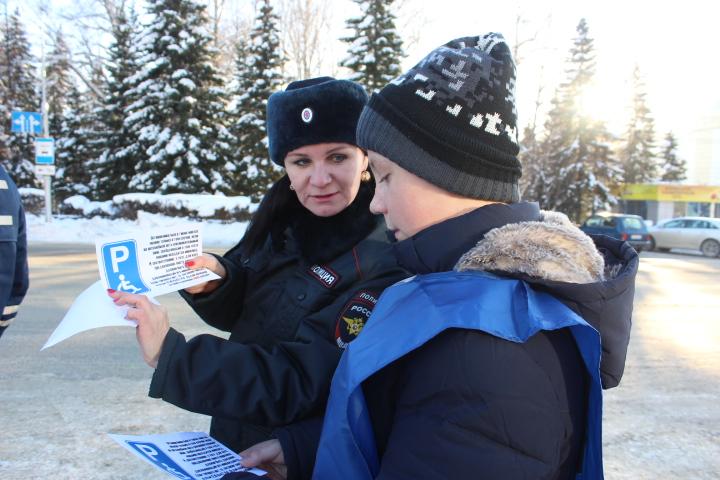 В Международный день инвалидов сотрудники ГИБДД и "особенные" ученики школы № 10 г.Горно-Алтайска напомнили водителям о людях с ограниченными возможностями