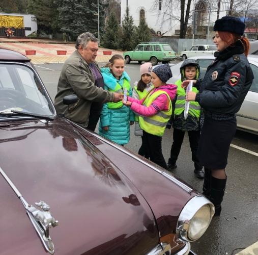 В Адыгее полицейские и ЮИДовцы призвали граждан с пониманием относиться к лицам с ограниченными возможностями здоровья