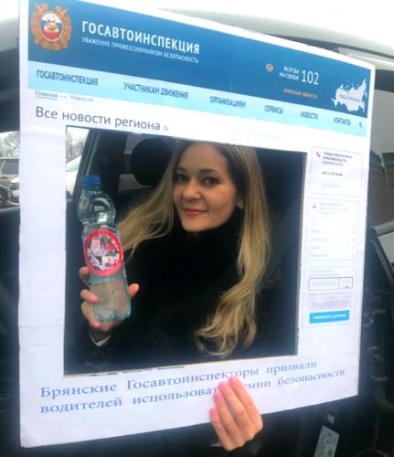 С помощью тематической тантамарески брянские дети и их родители призвали всех водителей пристегнуть ремни безопасности