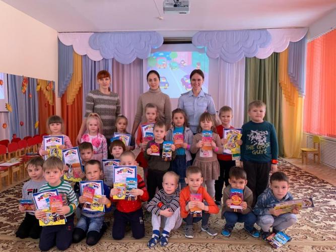 Сотрудники Госавтоинспекции подвели итоги конкурса рисунков по безопасности дорожного движения