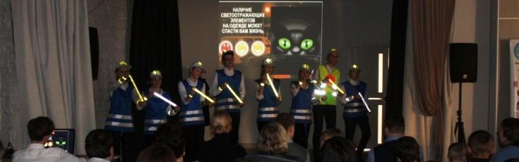 В Новосибирске сотрудники Госавтоинспекции организовали мероприятие "Я дружу со светофором!" для детей с особенностями развития