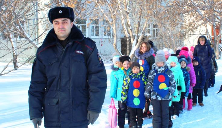 Сотрудники Госавтоинспекции рассказали детям об опасностях зимних забав вблизи дороги