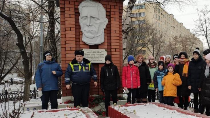 Сотрудники Госавтоинспекции по г. Москве совместно с отрядом ЮИД провели памятные мероприятия