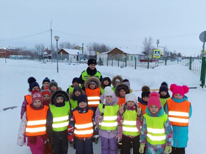 В г. Тарко-Сале сотрудники Госавтоиспекции провели мероприятие «Шагающий автобус»