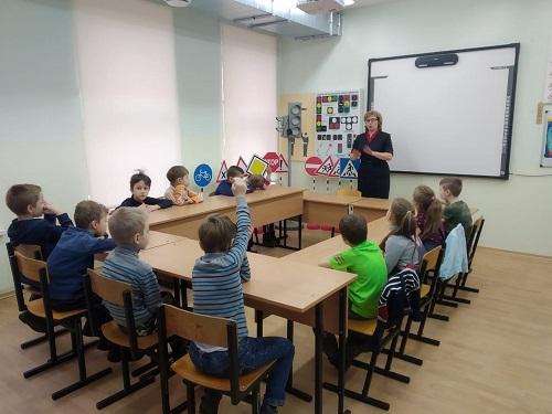 В Калининграде сотрудники Госавтоинспекции совместно с представителями регионального Центра ЮИД «Балтика» провели мероприятие «ПДД для юного пассажира»