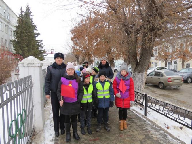 В Вольске автоинспекторы провели акцию "Шагающий автобус"