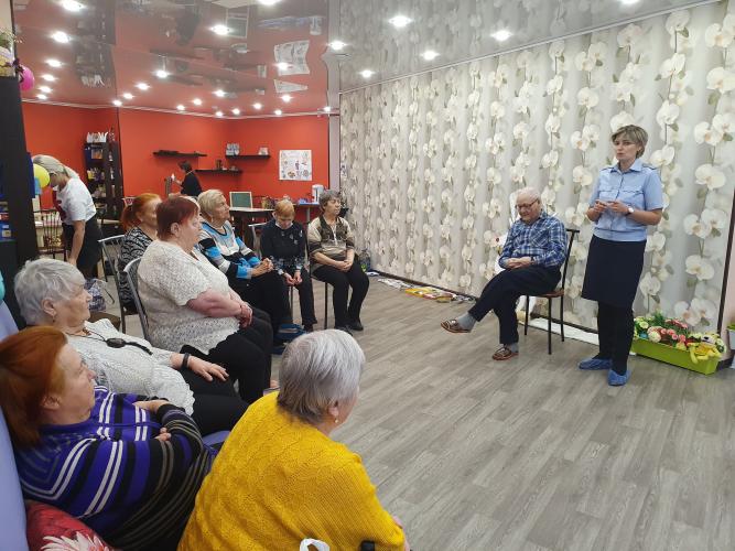 В Апатитах дорожные полицейские провели встречу с гражданами пожилого возраста