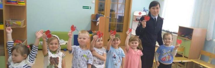 Воспитанники детского сада стали участниками мастер-класса по изготовлению светоотражателей