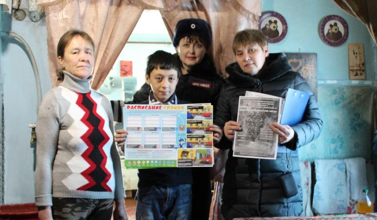 Сотрудники Госавтоинспекции Новосибирской области проводят профилактическую работу с детьми из неблагополучных семей