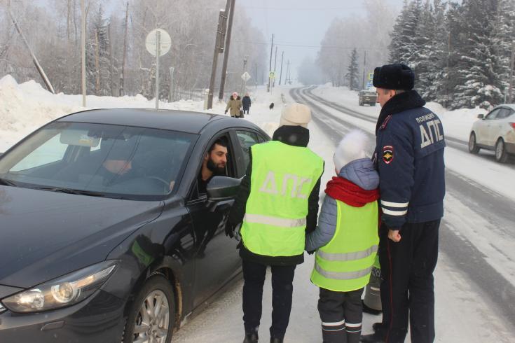 В Енисейском районе госавтоинспекторы и воспитанники центра семьи провели акцию «Некуда спешить»