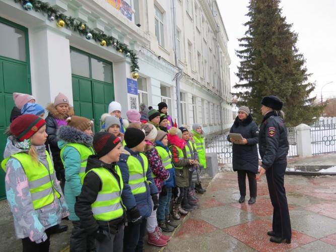 В Вольске автоинспекторы провели акцию "Шагающий автобус"