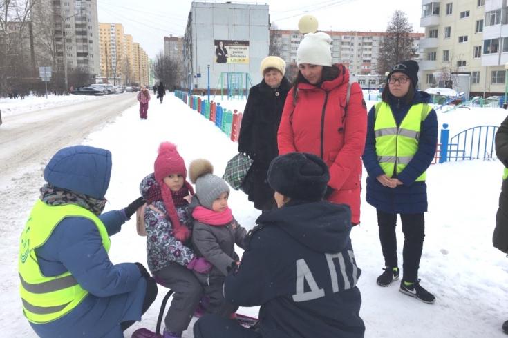 Родительские патрули обеспечивают безопасность юных тюменских пешеходов