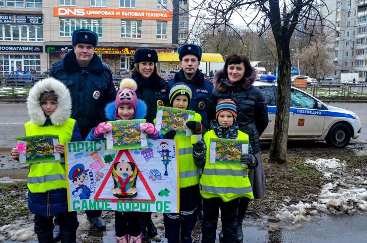 В Твери полицейские и ЮИДовцы призвали взрослых помнить о безопасности юных пассажиров