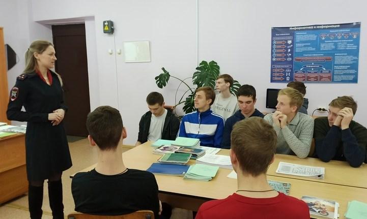 Арзамасские госавтоинспекторы провели беседы со студентами о важности использования ремней безопасности
