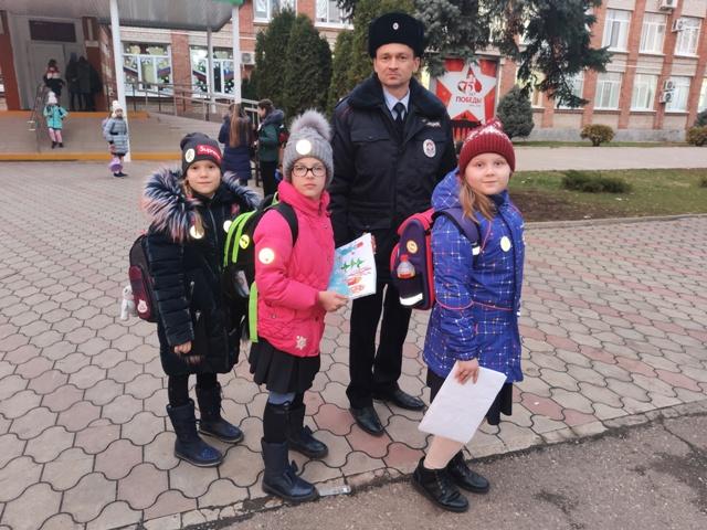 На Кубани в рамках конкурса «Я виден в темноте!» сотрудники Госавтоинспекции проверили наличие светоотражающих элементов у школьников