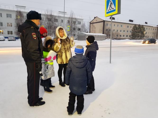 Полицейские Ноябрьска совместно с Родительским патрулем и ЮИДами провели акцию «Безопасность в зимний период»