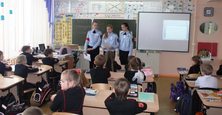 В Красноярском крае #безопасностьдетства обеспечивают инспекторы ГИБДД и ученики класса ЮИД