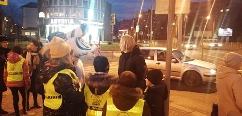 В Калининграде сотрудники Госавтоинспекции совместно с ЮИДОвцами провели акцию «Уроки безопасности с Зеброй»