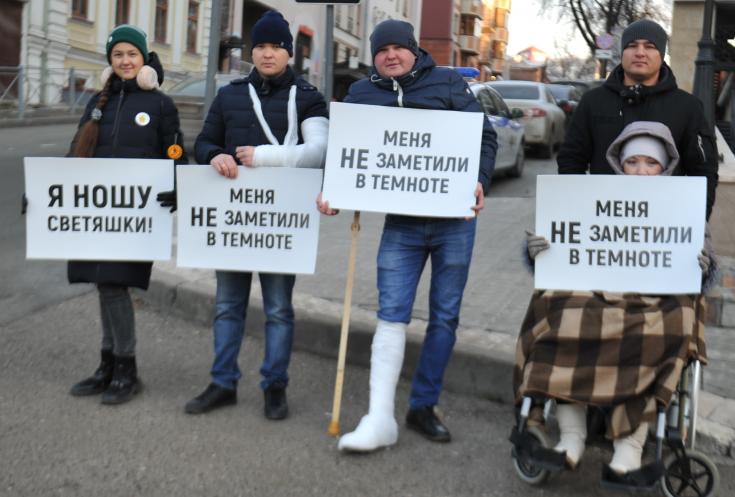 Оригинальным способом сотрудники Госавтоинспекции призвали пешеходов стать заметнее на дороге