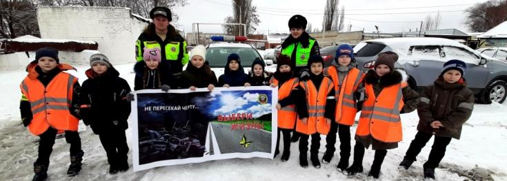 В Белгородской области автоинспекторы провели экскурсии для первоклассников по зимним маршрутам