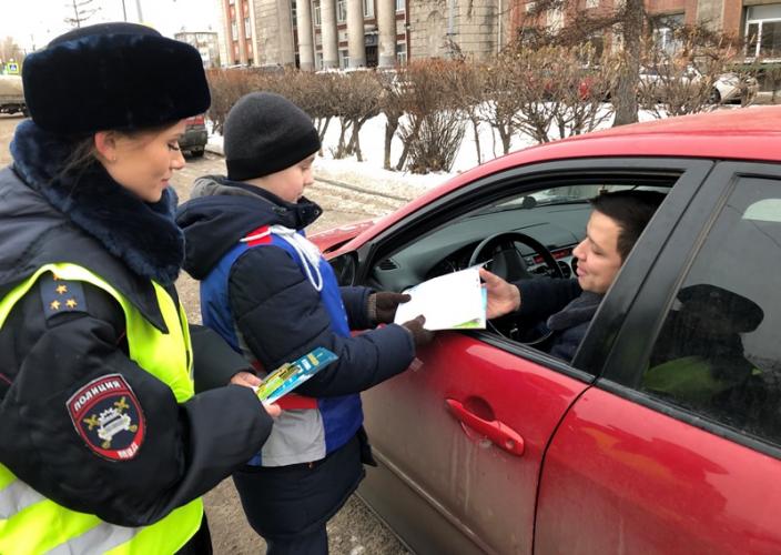 Красноярские школьники написали письма с пожеланиями водителям