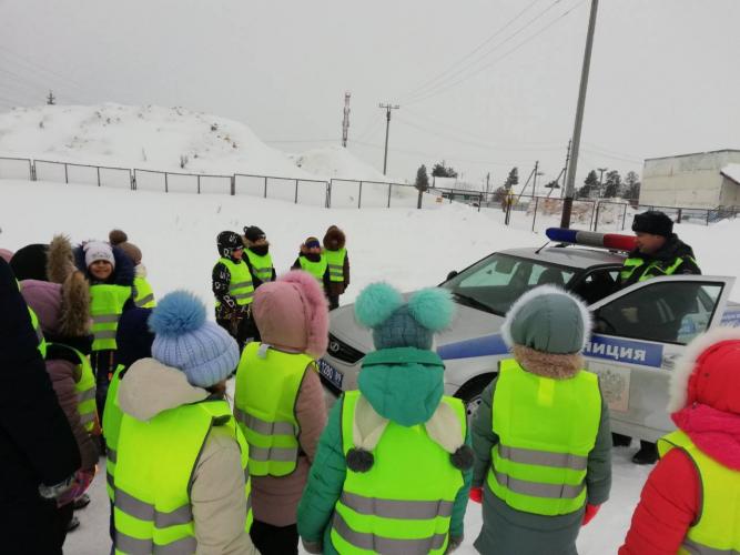 отрудники Госавтоинспекции Пуровского района провели акцию со школьниками «Шагающий автобус»