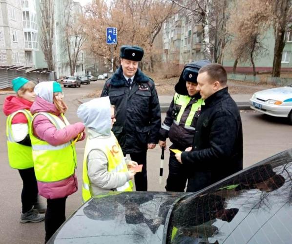 Липчан «жить по правилам» убеждали юные инспекторы движения