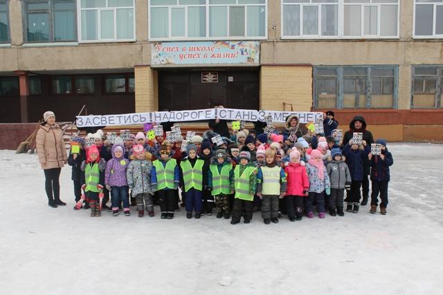 В городе Орске среди дошколят и первоклашек прошел массовый флешмоб, посвященный обеспечению безопасности детей-пешеходов