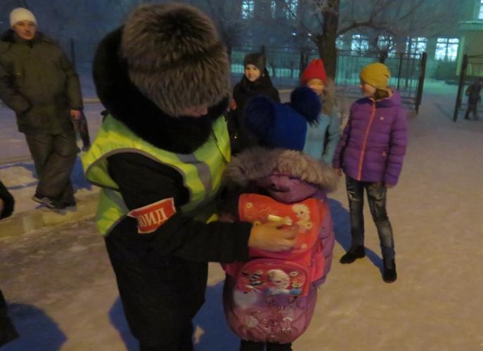 В условиях тумана родительские патрули в Хакасии контролируют наличие световозвращающих элементов у школьников