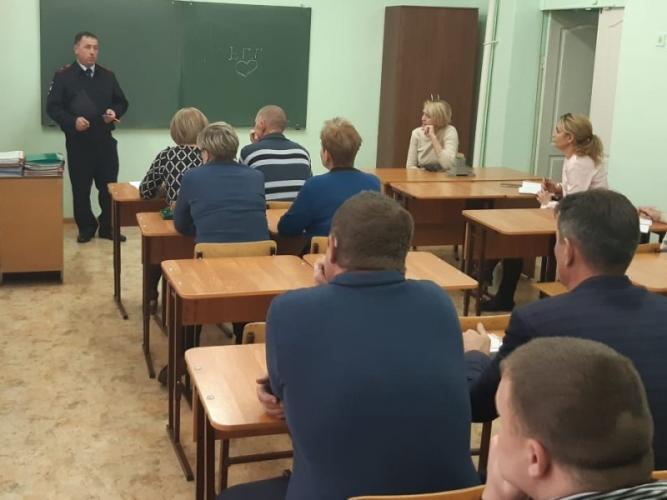 Сотрудники Госавтоинспекции обсудили на встрече с педагогами техникума проблему безопасности детей на дороге