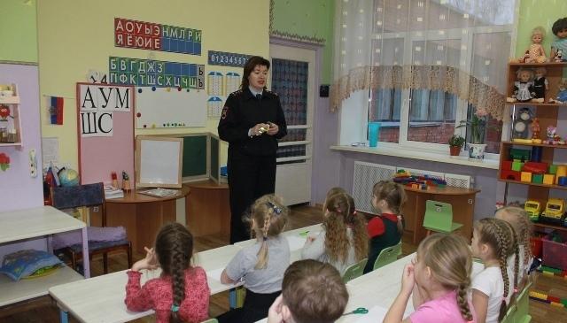 Сотрудники ГИБДД Ярцевского района провели занятие с воспитанниками детского сада