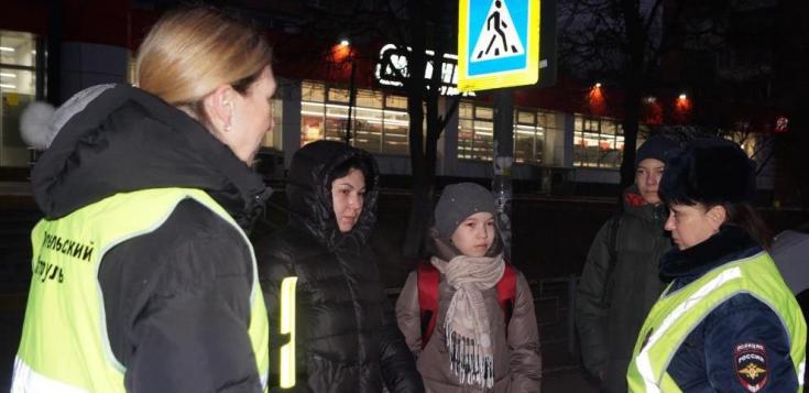 Сотрудники подмосковной Госавтоинспекции совместно с «родительским патрулем» привлекли внимание общественности к дорожной безопасности