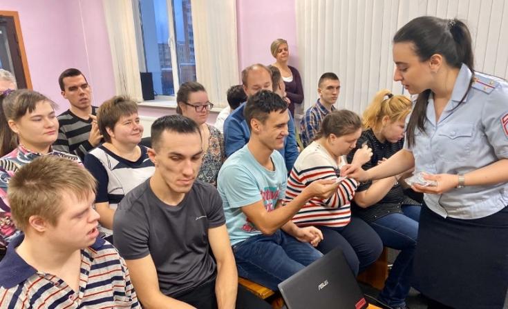 В Мурманске сотрудники ГИБДД приняли участие в празднике для людей с ограниченными возможностями