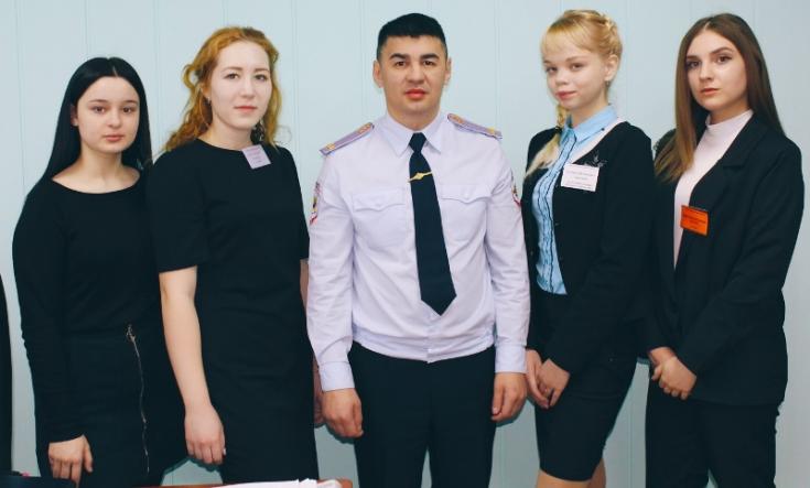 В Красноярском крае подростки погрузились в деятельность Госавтоинспекции