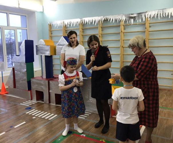 Сотрудники Надымской Госавтоинспекции приняли участие в судействе конкурса «Дружат дети на планете»