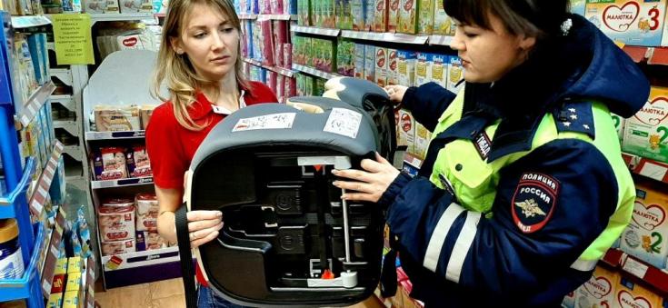 Белгородские автоинспекторы помогли водителям-родителям выбрать детское автокресло