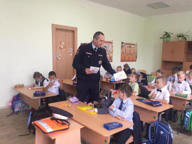 Брянские госавтоинспекторы знакомят школьников с правилами дорожного движения