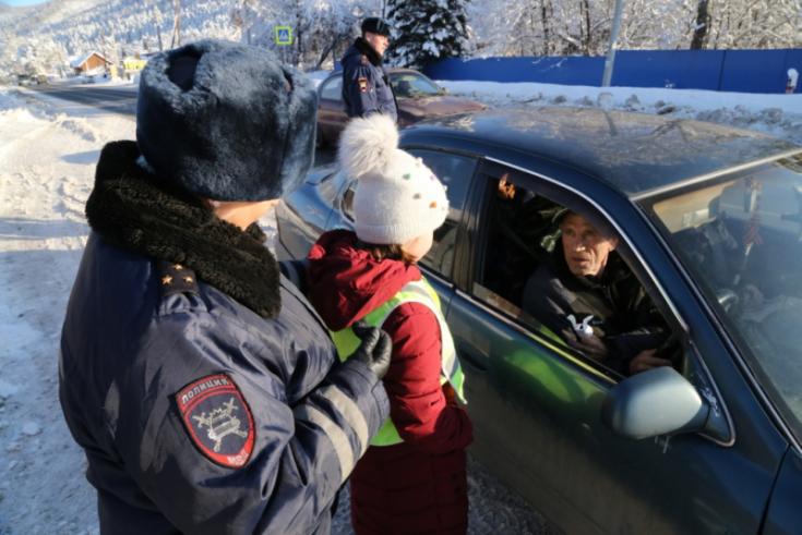 В Республике Алтай сотрудники Госавтоинспекции совместно с ребятами из отряда ЮИД провели акцию «Ангел Вам в дорогу»