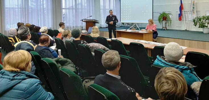 В Томской области сотрудники Госавтоинспекции встретились с опекунами детей