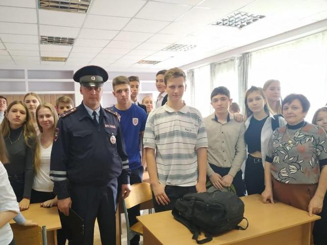 В преддверии зимних каникул Госавтоинспекция проводит с ялтинскими школьниками «Единые уроки безопасности дорожного движения»