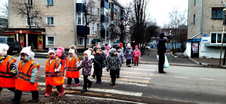 В День Конституции дошкольники вовлекли белгородцев в «шагающий автобус» по безопасным маршрутам